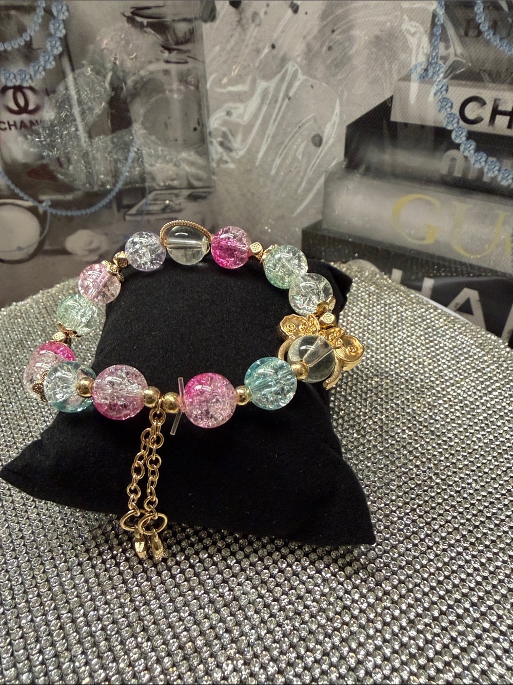 Sparkling Multicolor glass Crackle Bead Bracelet with Gold Accents. 🆕